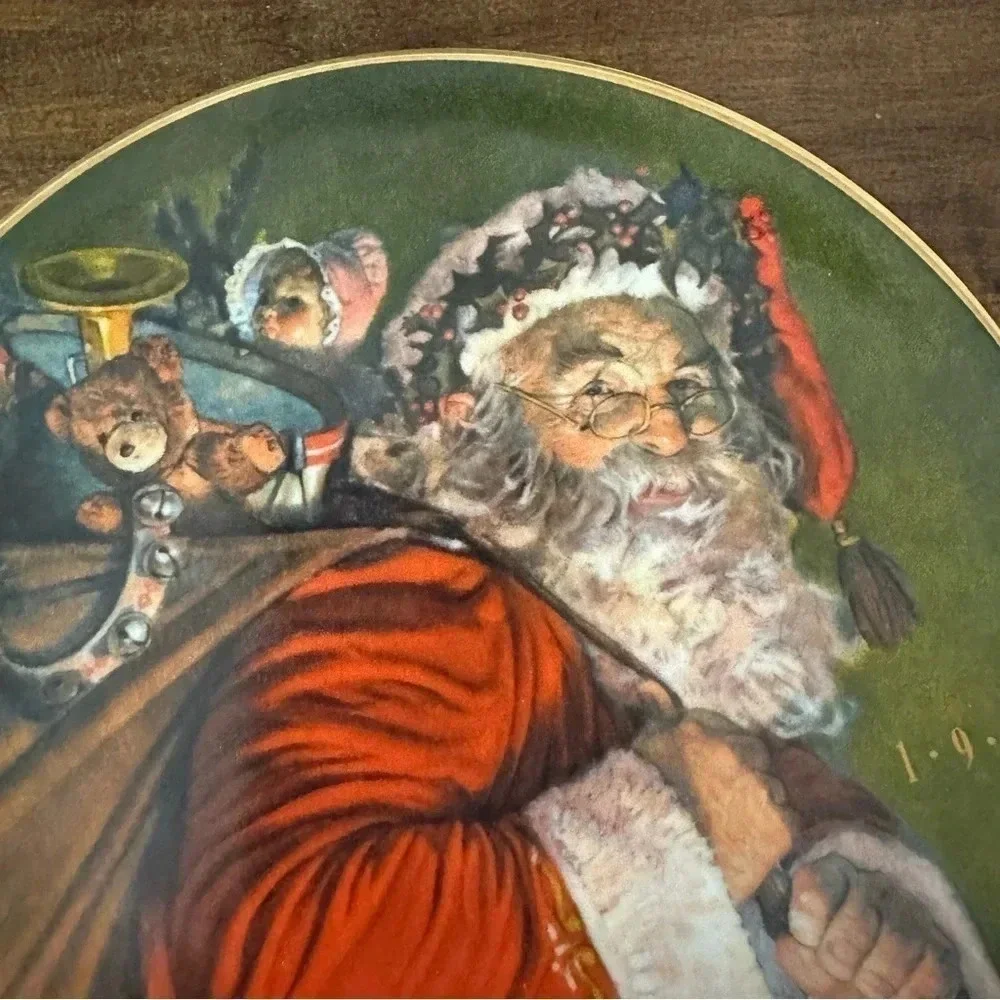 Avon The Magic That Santa Brings 1987 Gold Trimmed Vintage Decor Plate